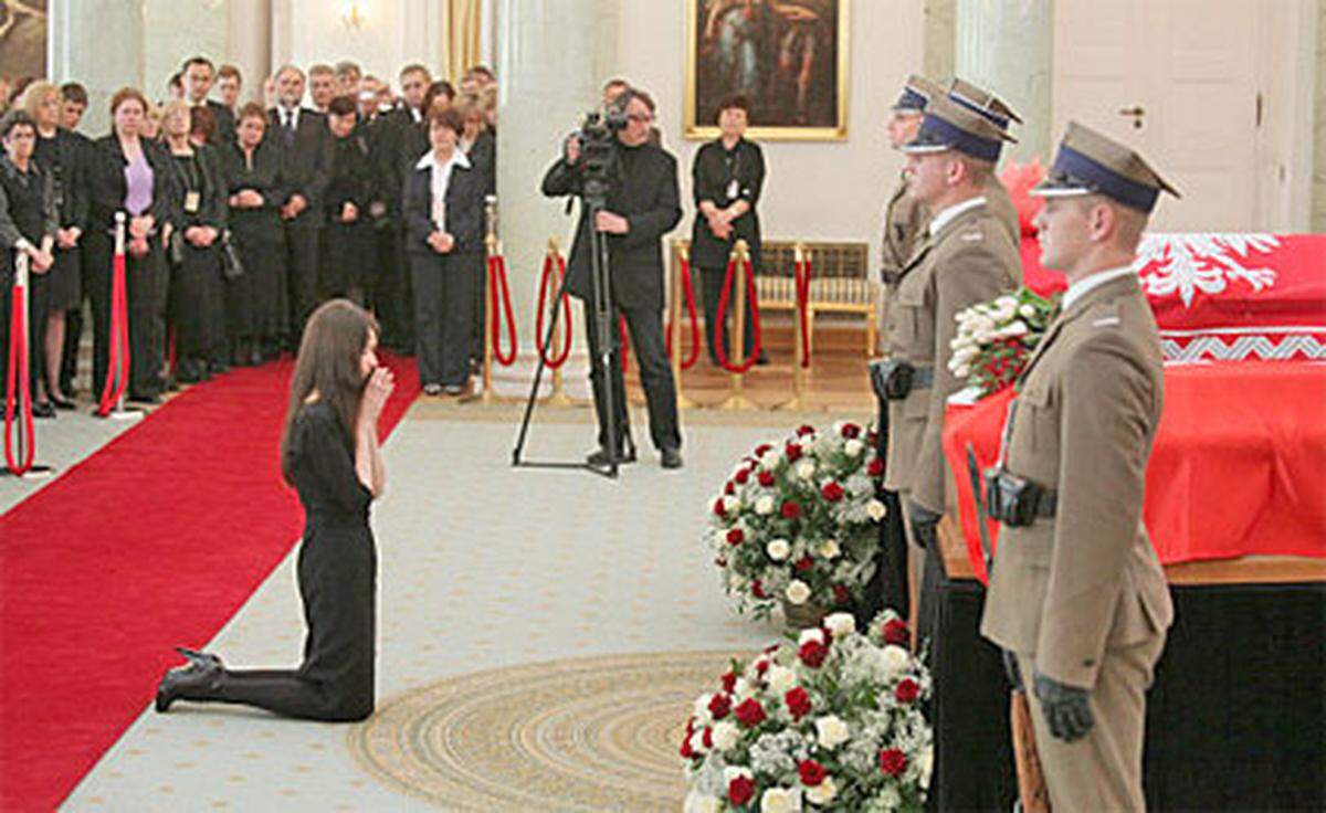 Emotionale Szenen im Präsidentenpalast: Die 30-jährige Tochter des Präsidentenpaares kniete minutenlang vor den beiden Särgen und nahm Abschied.