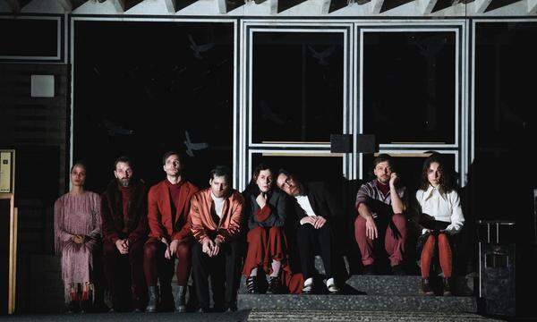 Viele Schichten der Gesellschaft lotet das Ensemble des Schauspielhauses Graz im sarkastischen Nebel-Drama von Maria Lazar  aus. 