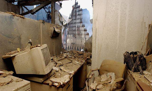 Als Terror die Wirtschaftsmacht USA ins Herz traf. Blick auf die Ruinen des World Trade Center aus einem zerstörten Büro, Tage nach dem Attentat.