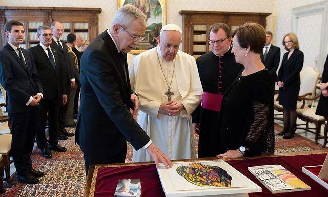 Bundespräsident Alexander Van der Bellen (li.) und seine Frau Doris Schmidauer (li.) übergaben Geschenke an Papst Franziskus.