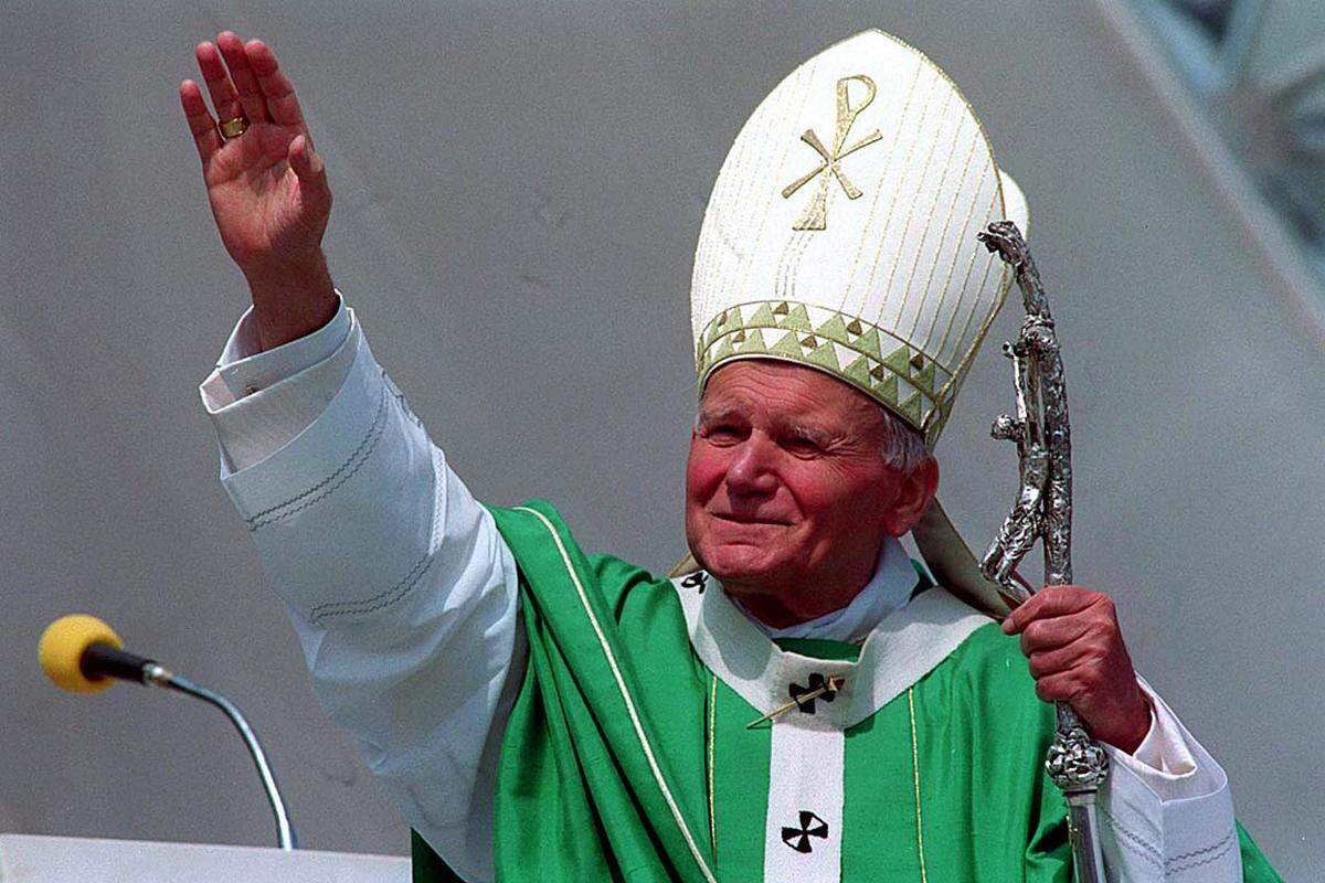 Papst Johannes Paul II. gilt als "Rekord-Papst". Mit seinen 26 Jahren auf dem Stuhl Petri ist sein Pontifikat nur auf Platz drei (Platz eins geht an den Apostel Petrus mit 34 Jahren), seine Reisetätigkeit sucht aber ihresgleichen und bescherte ihm den Beinamen "eiliger Vater.