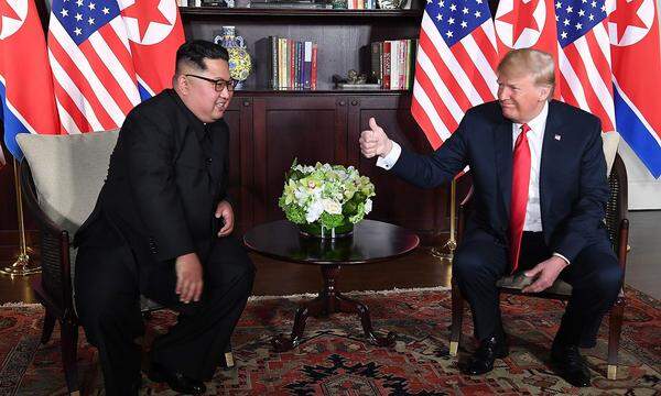 Daumen hoch für den Diktator: 41 Minuten dauert die persönliche Unterredung der beiden, zu dem nur ein Übersetzer und eine Übersetzerin anwesend waren. Trump zeigte sich danach optimistisch. Die Gespräche liefen "sehr, sehr gut", sagte Trump. "Exzellentes Verhältnis", meint er, bevor Trump und Kim die Beratungen in größerer Runde fortsetzten."Gemeinsam werden wir uns der Sache annehmen. Wir werden es lösen."