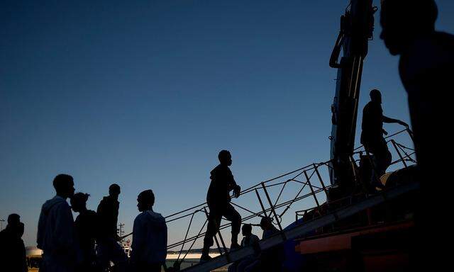 In Spanien kommen derzeit besonders viele Migranten an, insgesamt nimmt die Zahl an Menschen, die per Boot nach Europa kommen, ab.