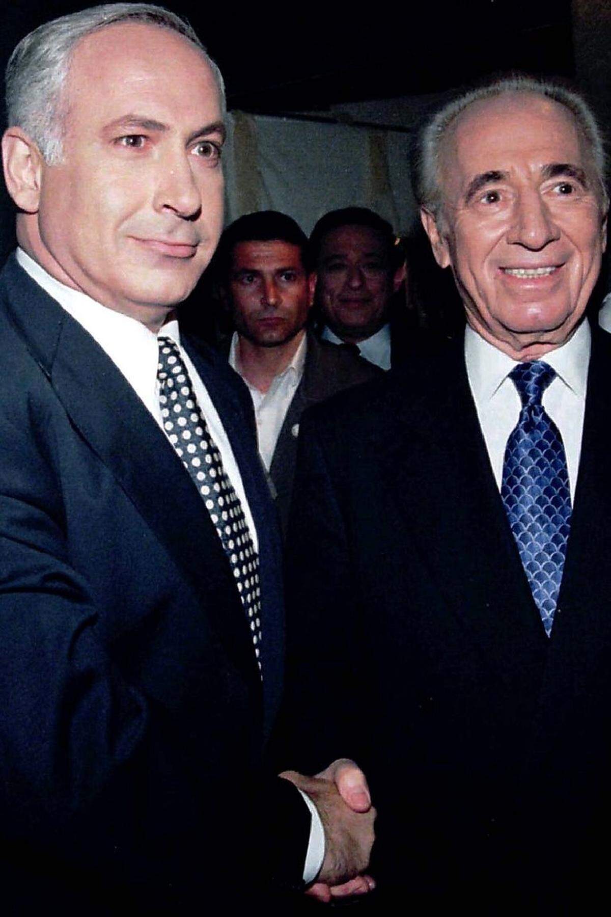 Der politische Zweikampf war nicht die bevorzugte Disziplin von Shimon Peres, dennoch stellte er sich ihm immer, wenn es erforderlich war. Hier schüttelt der damalige Premier nach einem Duell mit seinem Herausforderer Benjamin Netanjahu vom Likud die Hand. Netanjahu gewann die Parlamentswahl 1996 - und er sollte wieder im Premiersamt sein, als Peres die letzten Jahre an der Staatsspitze zubrachte.