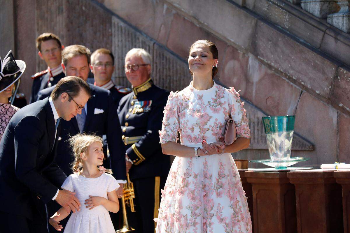 Mit ihrer fünfjährigen Tochter Estelle war Prinzessin Victoria am Freitagvormittag im Partnerlook zum Gottesdienst in der Schlosskirche gekommen, mit dem die zweitägigen Feiern zu ihrem Geburtstag eingeläutet worden waren. Ihr sommerliches weißes Kleid war mit rosa Blüten verziert. Estelle trug dazu passend ebenfalls Weiß - und eine rosa Blüte im Haar, das zu zwei dünnen Zöpfchen geflochten war.