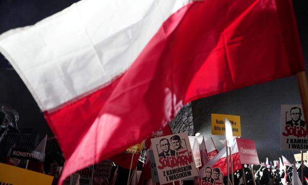 Anhänger der PiS-Partei gingen am Donnerstag auf die Straße.