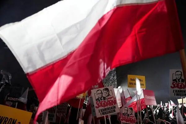 Verbissener Machtkampf in Polen verlagert sich auf die Straße ...