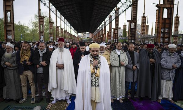 Muslime beten zum Ende des Ramadan in Turin.