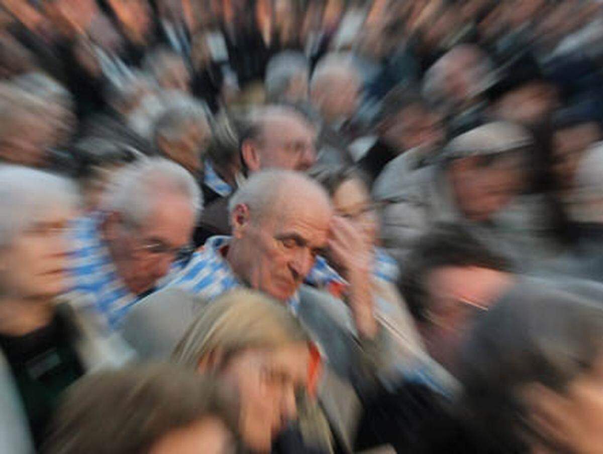 Die Gedenkfeierlichkeiten begannen mit einer internationalen Holocaust-Konferenz: Bildungsminister und Regierungsvertreter aus 35 Staaten berieten über neue Konzepte für den Holocaust-Unterricht angesichts von immer weniger überlebenden Zeitzeugen.