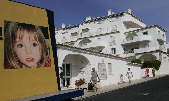 Ein Bild von Maddie an einer Wand in Praia da Luz, wo sie vor 13 Jahren spurlos verschwand. 