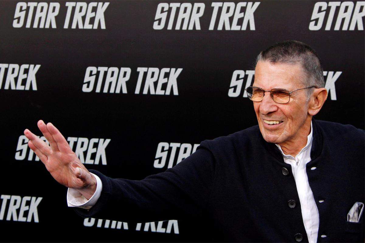 Den Vulkanier-Gruß LLAP machte Nimoy auch noch im hohen Alter gern. Er steht für "live long and prosper". In den deutschen Version: "Lebe lange und in Frieden."