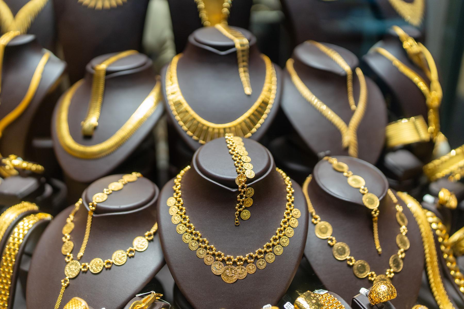 Gold unterm Christbaum? Was beim Schenken von Münzen, Barren oder Schmuck zu beachten ist