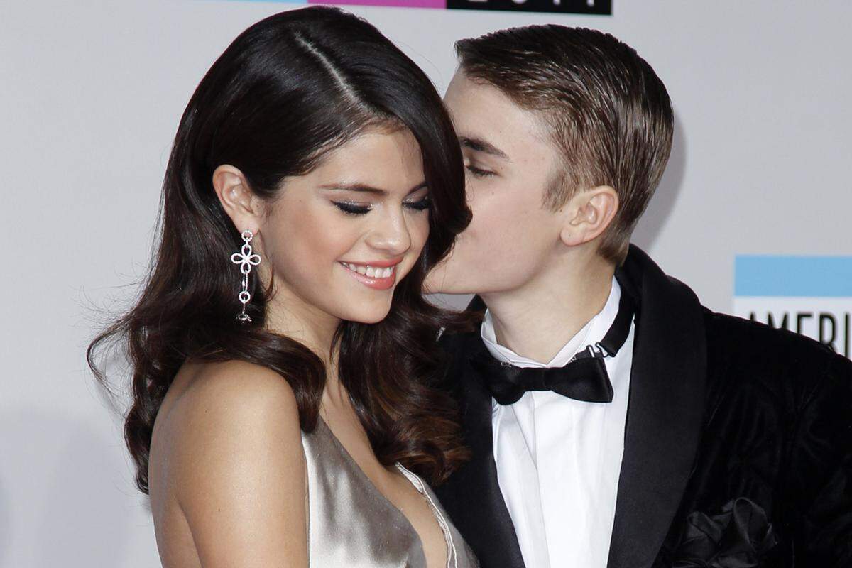 Im Februar 2011 kullerten wieder ein paar enttäuschte Teenagertränen. Bei der Oscarverleihung in Los Angeles zeigte sich Bieber erstmals gemeinsam mit seiner Freundin Selena Gomez in der Öffentlichkeit, die beiden sind seit 2010 ein Paar.