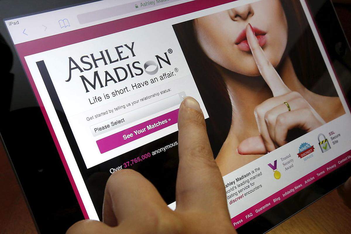 Das Portal Ashley-Madison macht den Anfang in dieser unrühmlichen Liste. 2015 konnten Hacker über 37 Millionen Datensätze erbeuten. Für die Seitensprung-Plattform war dieser Angriff nicht nur ein finanzieller Schaden. Durch das Bekanntwerden des Hacks wurden auch Geschäftspraktiken bekannt, die dem Unternehmen schwer zugesetzt haben.