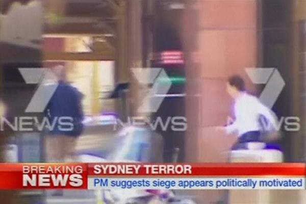Fünf Geiseln gelang nach Angaben der australischen Polizei tagsüber bereits die Flucht aus einem belagerten Café im Zentrum von Sydney.