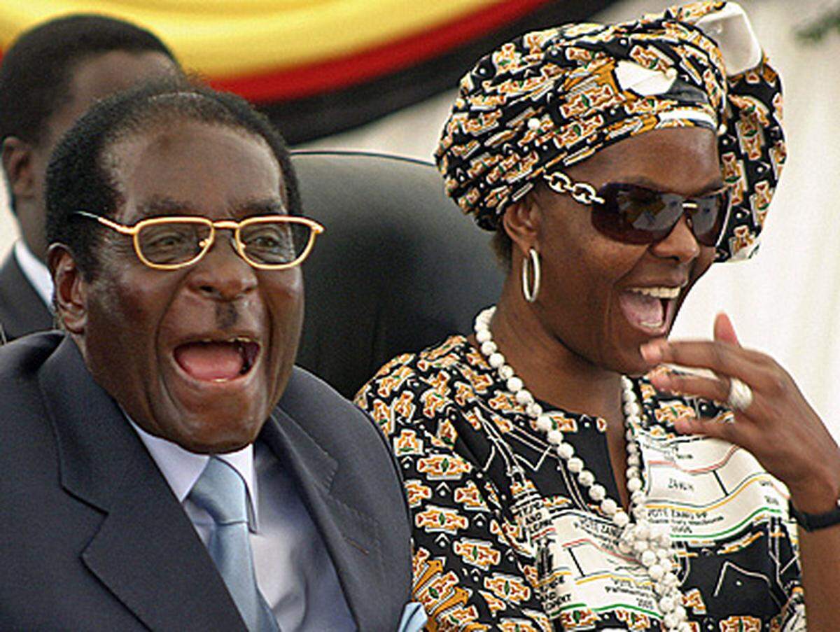 Alles andere als politisch engagiert ist wohl Grace Mugabe, die Ehefrau des "Präsidenten" von Simbabwe, Robert Mugabe. Er regiert das heruntergewirtschaftete Land im autokratischen Stil. Während in Simbabwe Armut und Hunger herrschen, erklärt Grace Mugabe: "Ich habe einen sehr schmalen Fuß, deshalb trage ich nur Ferragamo-Schuhe." Für ihre Auslandsreisen im Privatjet lässt sie sich oft Spesen von bis zu 100.000 Dollar ausbezahlen.