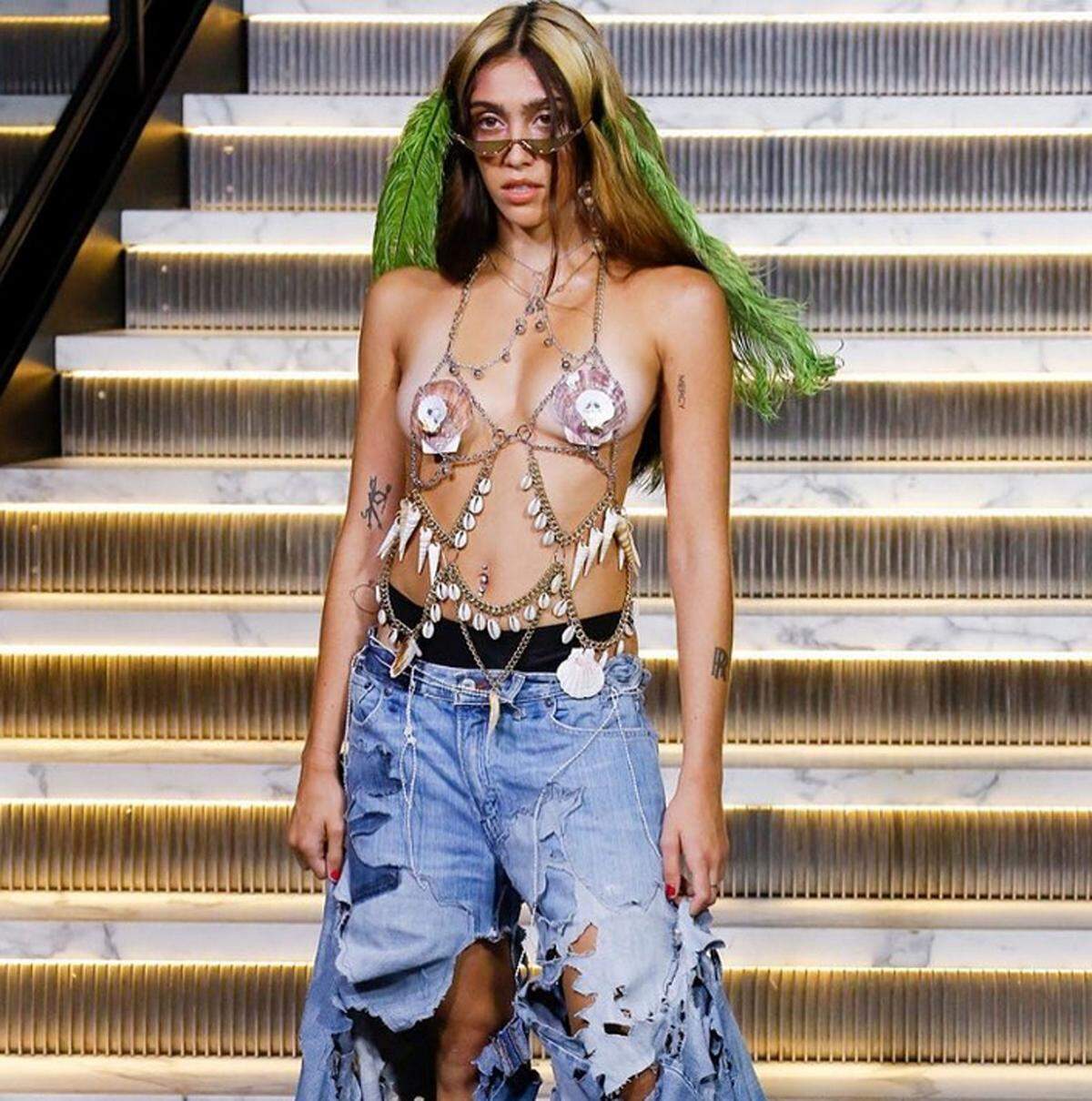 Muschel-BH und zerfledderte Jeans. So lief Lourdes Leon, die 21-jährige Tochter von Superstar Madonna bei der New York Fashion Week über den Catwalk. Für die Show meldete sie sich selbst zum Casting an, sie ist selbst Fan des Labels.