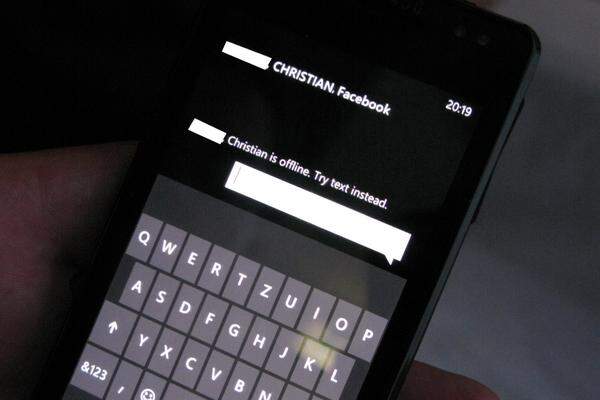 Will man etwa jemandem auf Facebook etwas schreiben, und derjenige ist offline, schläg das System stattdessen eine SMS vor. Die gesamte Unterhaltung wird aber in ein und demselben Fenster angezeigt. Damit vertieft sich die ohnehin schon gelunge Facebook-Integration in Windows Phone 7 noch stärker.