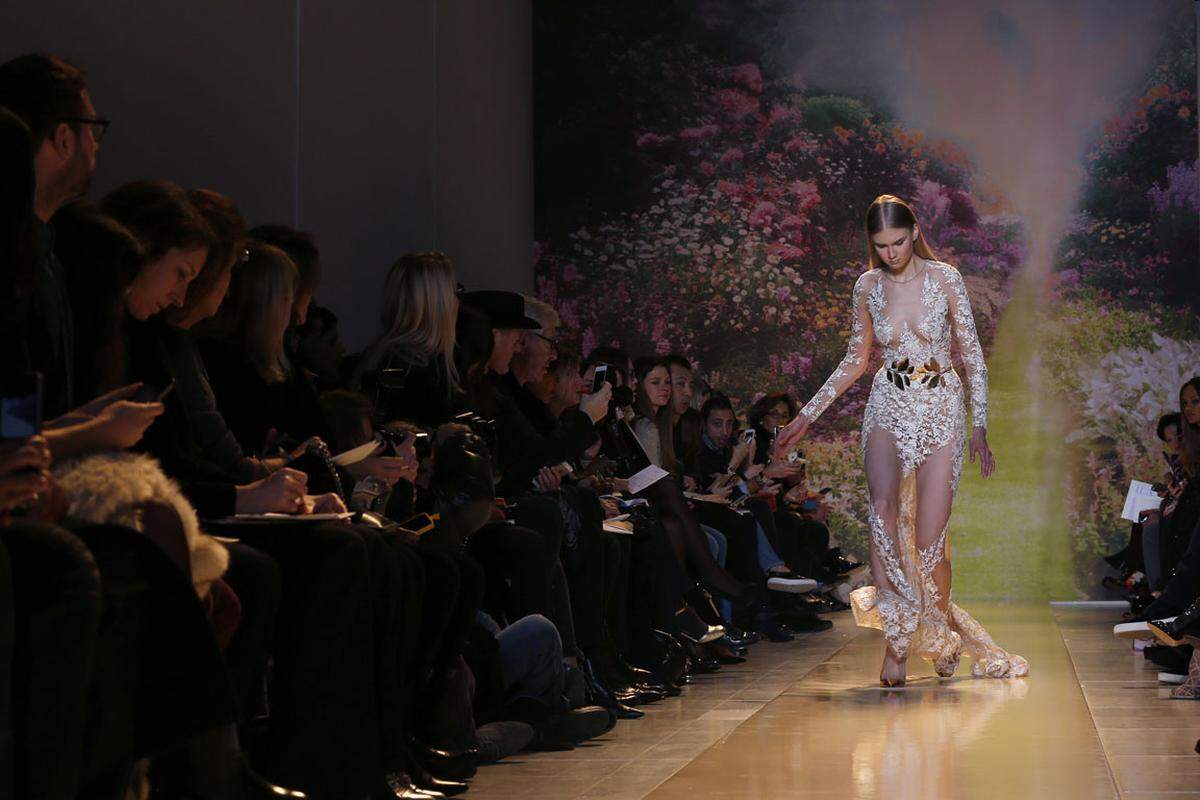 Im Jänner 2013 war es einem Model bei den Haute Couture Schauen in Paris gleich ergangen. Sie kam mit der Robe von Zuhair Murad nur schwer zurecht.