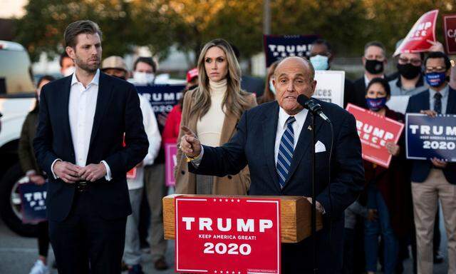 Präsidentensohn Eric Trump, seine Frau, Lara, und Rechtsberater Rudy Giuliani.