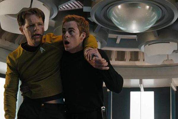 Trek-Veteranen hatten den Film mit Grauen erwartet, auch, weil junge und durch teils doofe Streifen vorbelastete Schauspieler in die alten Rollen schlüpften. Doch wider Erwarten funktionierte das grenzgenial gut, die Action war angemessen, es war schön, den neuen alten Lebensgeschichten zuzusehen. Und die Geschichte rund um künstliche Schwarze Löcher, mit denen man Planeten zerstören kann, ist zwar an der Grenze zum Absurden, aber dennoch gewaltig.