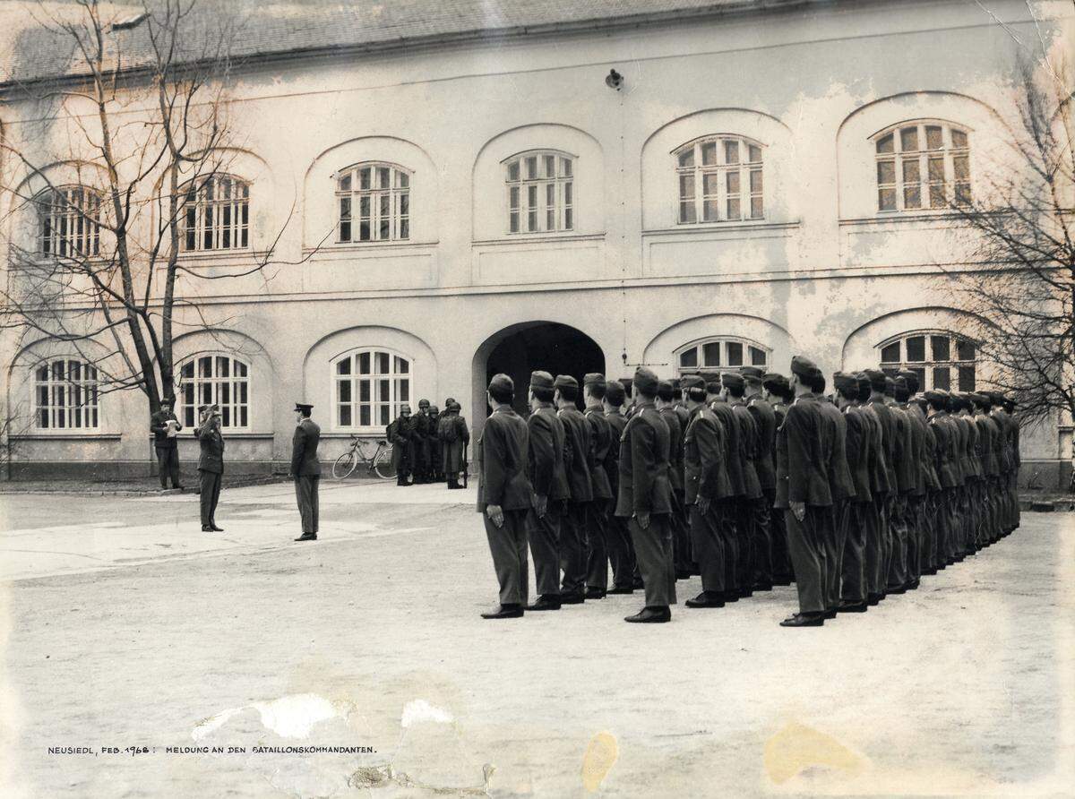 In den 60er-Jahren sahen Hof und Innenfassaden noch ein wenig anders aus. Im Bild: Meldung an den Bataillonskommandanten im Februar 1968.