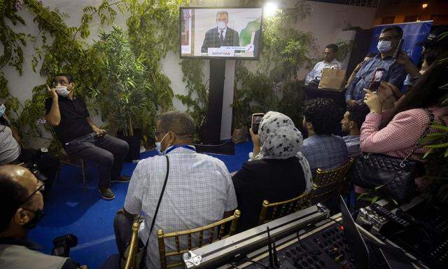 Abdelouafi Laftit verkündet im Fernsehen das Wahlergebnis