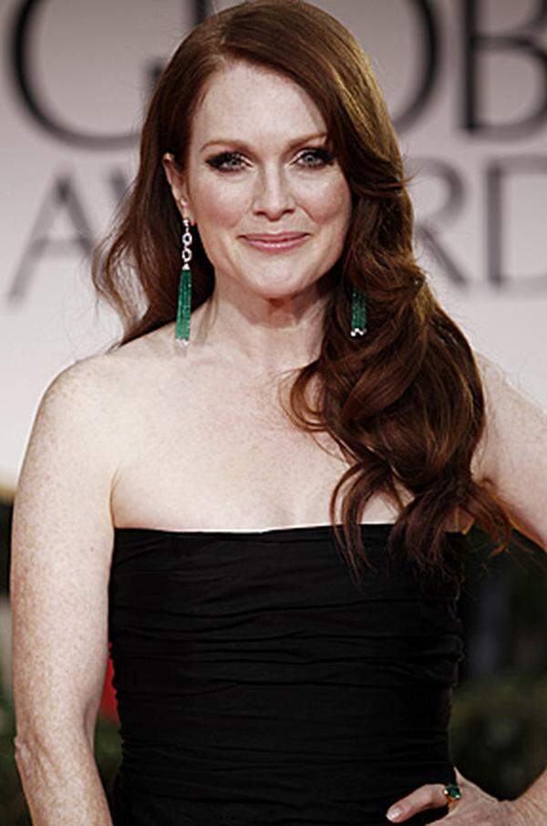 Hochgelobt wurde auch Julianne Moore, die in "The Kids Are All Right" die verunsicherte Partnerin von Bening spielt. MIhre ersten größeren Rollen, etwa in "Jurassic Park 2", hatte die 1960 geborene Moore erst mit Mitte 30. Der richtige Durchbruch gelang ihr 1997 in "Boogie Nights" als drogensüchtiger Pornostar. Ab dann ging ihre Karriere steil aufwärts: Es folgten "The Big Lebowski", "Magnolia" und "Hannibal". Mit 51 ist sie gefragter denn je: Unter anderem spielt sie Sarah Palin in "Game Chance".