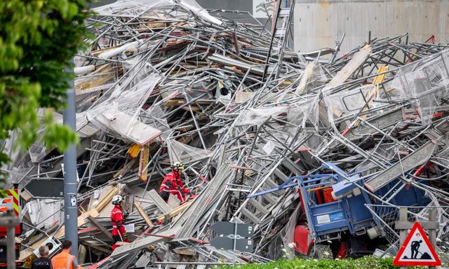 Rettungsarbeiten im umgestürzten Gerüst in einer Vorstadt von Lausanne.