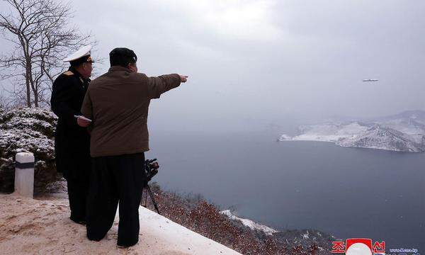 Propagandabilder aus Nordkorea: Diktator Kim Jong-un beobachtet den Abschuss eines Marschflugkörpers.