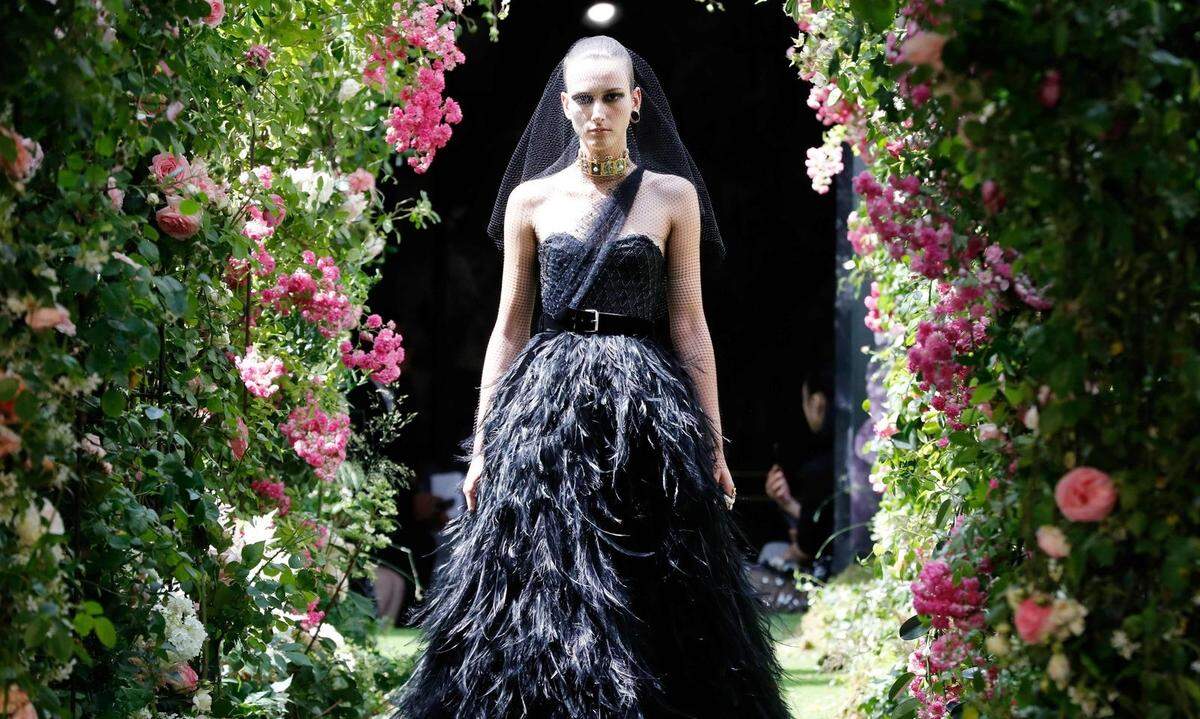 Mit einer Reihe von schwarzen Bustierkleidern herrschte am zweiten Tag der Pariser Haute-Couture-Schauen auf dem Laufsteg von Christian Dior Vintage-Stimmung.