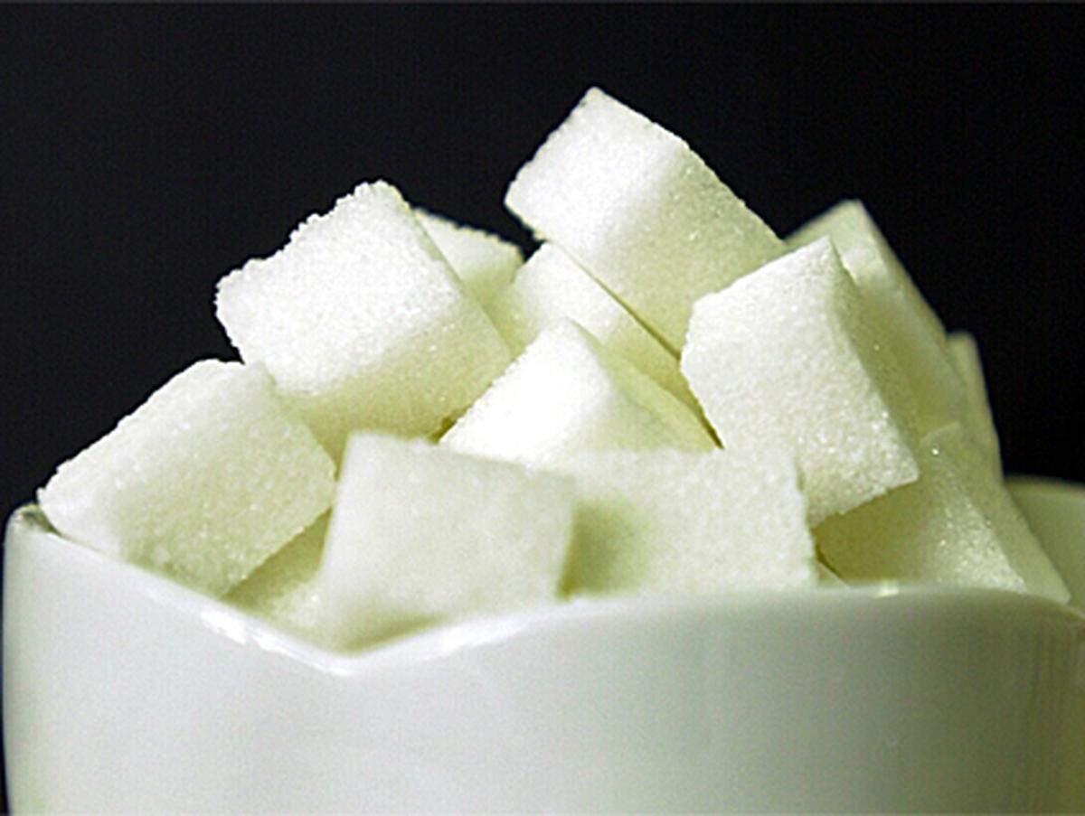Auch der Zuckerpreis ist so hoch wie seit 28 Jahren nicht mehr. Der Preis ist um knapp 60 Prozent höher als zu Jahresbeginn. Der Grund: Weltweite Zucker-Engpässe. Der Kurs lag am 15.10.2009 bei 22 US-Cent je Pfund.So litt der weltgrößte Zucker-Produzent Brasilien 2009 unter heftigen Regenfällen, was zu Ernteausfällen führte. Und der zweitgrößte Produzent Indien hatte mit dem trockensten Sommer seit 83 Jahren zu kämpfen.