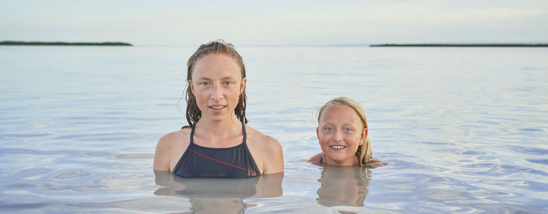 Zoe (l.) und Ava am Neusiedler See.