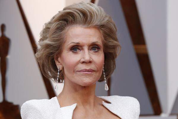 Jane Fonda und Chopard - eine funkelnde Kombination: Die Ohrringe aus der "High Jewelry Collection" und der Ring aus der "L'Heure Du Diamant Collection" sind in 18 Karat diamantbesetztes Weißgold gefasst.