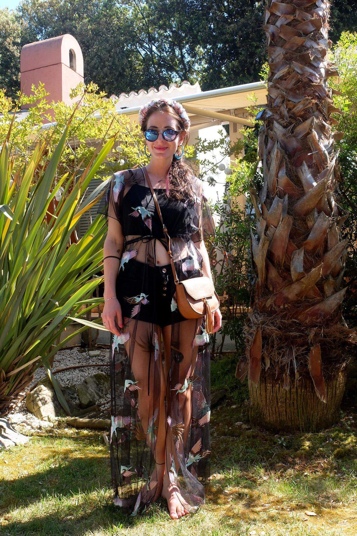 Nadja trägt eine Brille von Spitfire, Blumenkrone von We Are Flowergirls, Kimono von Forever21, Hotpants von River Island, ein Vintagetop und eine Tasche von Topshop.