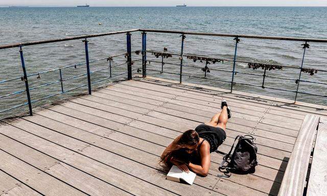 Touristen sind (noch) keine da: Zyprioten haben die Plätze am Wasser für sich.