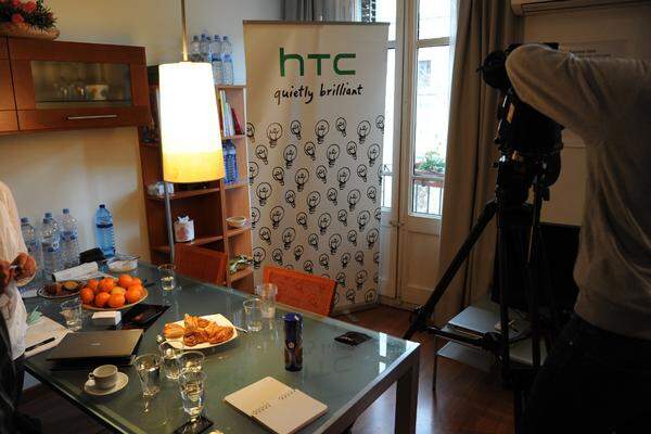 Tatsächlich öffnete dann das PR-Team von HTC die Tür zu einer kleinen Wohnung, wo sich in der Wohnküche auch schon eine Kameracrew eines deutschen Fernsehens aufgebaut hatte.