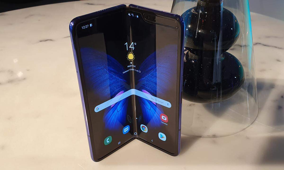 Das Galaxy Fold ist Smartphone und Tablet in einem. Anders als Huawei hat Samsung das Display nach innen gelegt. Schon beim ersten Angreifen wird klar, das Gerät hat nichts von der Leichtigkeit aktueller Top-Geräte. Mit 263 Gramm ist es deutlich schwerer als das S10, das nur 157 Gramm auf die Waage bringt.