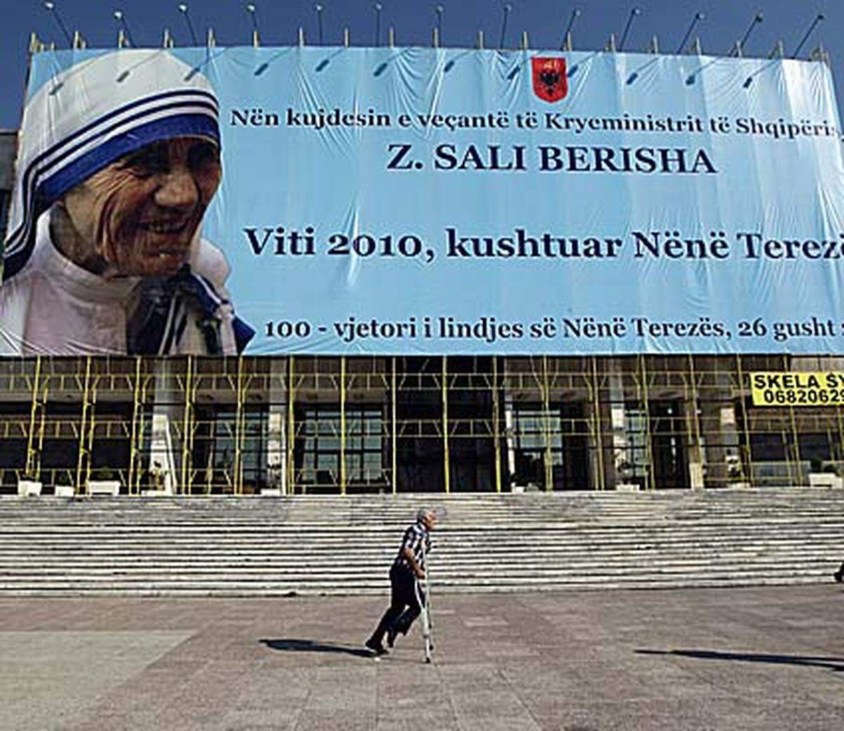 Noch heute wird Mutter Teresa von den Albanern besonders verehrt, obwohl die meisten Muslime sind. So ist der Flughafen der albanischen Hauptstadt Tirana nach ihr benannt. In Skopje wurde im Vorjahr ein "Mutter-Teresa-Haus" eröffnet.