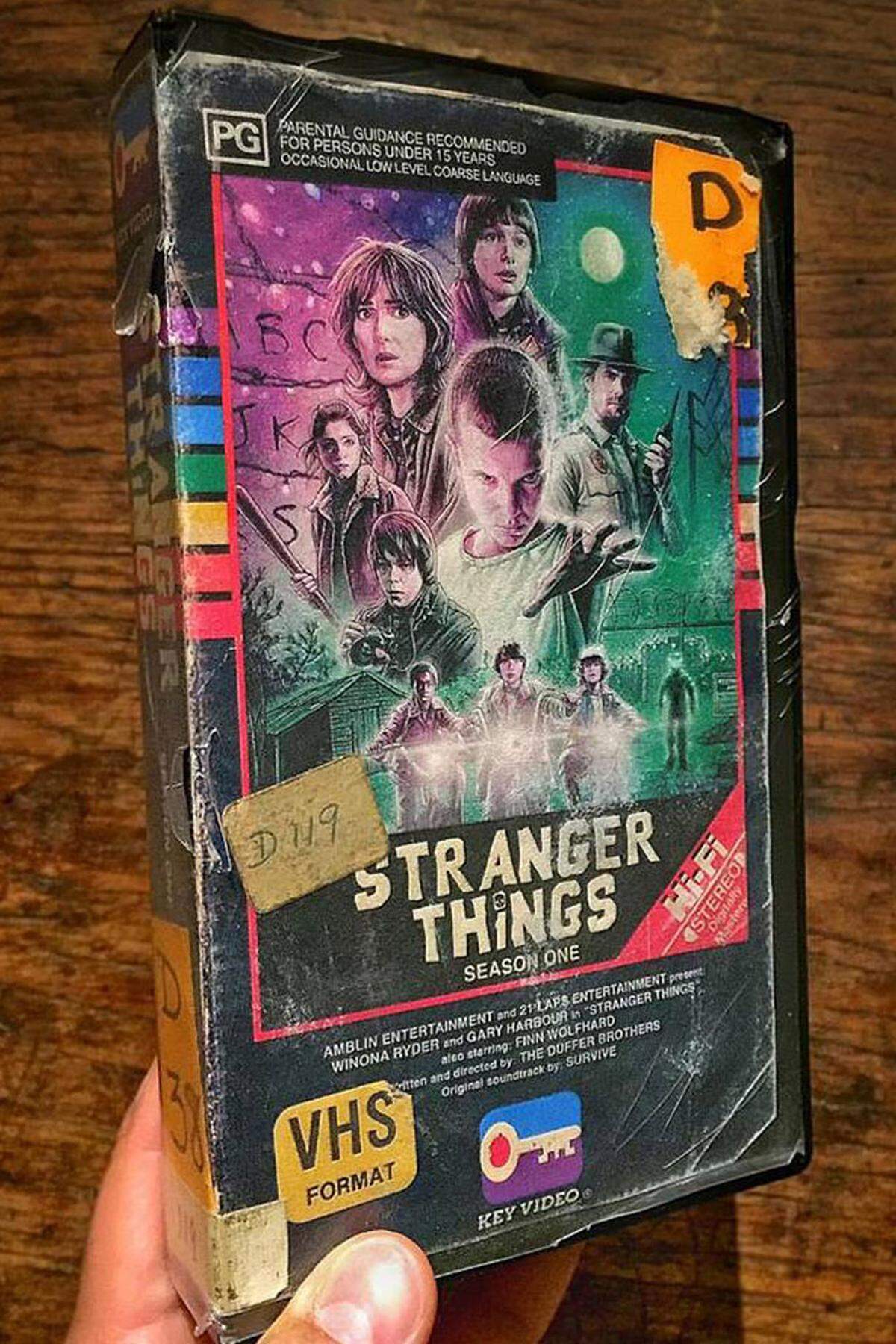 Die jüngste Kreation: Das VHS-Cover für die wunderbare Sci-Fi-Serie "Stranger Things" (Netflix), die passenderweise ein Tribut an die Meister der 80er-Jahre (Carpenter, King, Spielberg) ist.