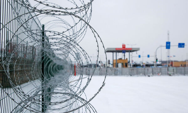 Um die Sicherheit des Landes zu gewährleisten, sei der Grenzübergang Bobrowiki bis auf Weiteres geschlossen, erklärte das Innenministerium in Warschau.