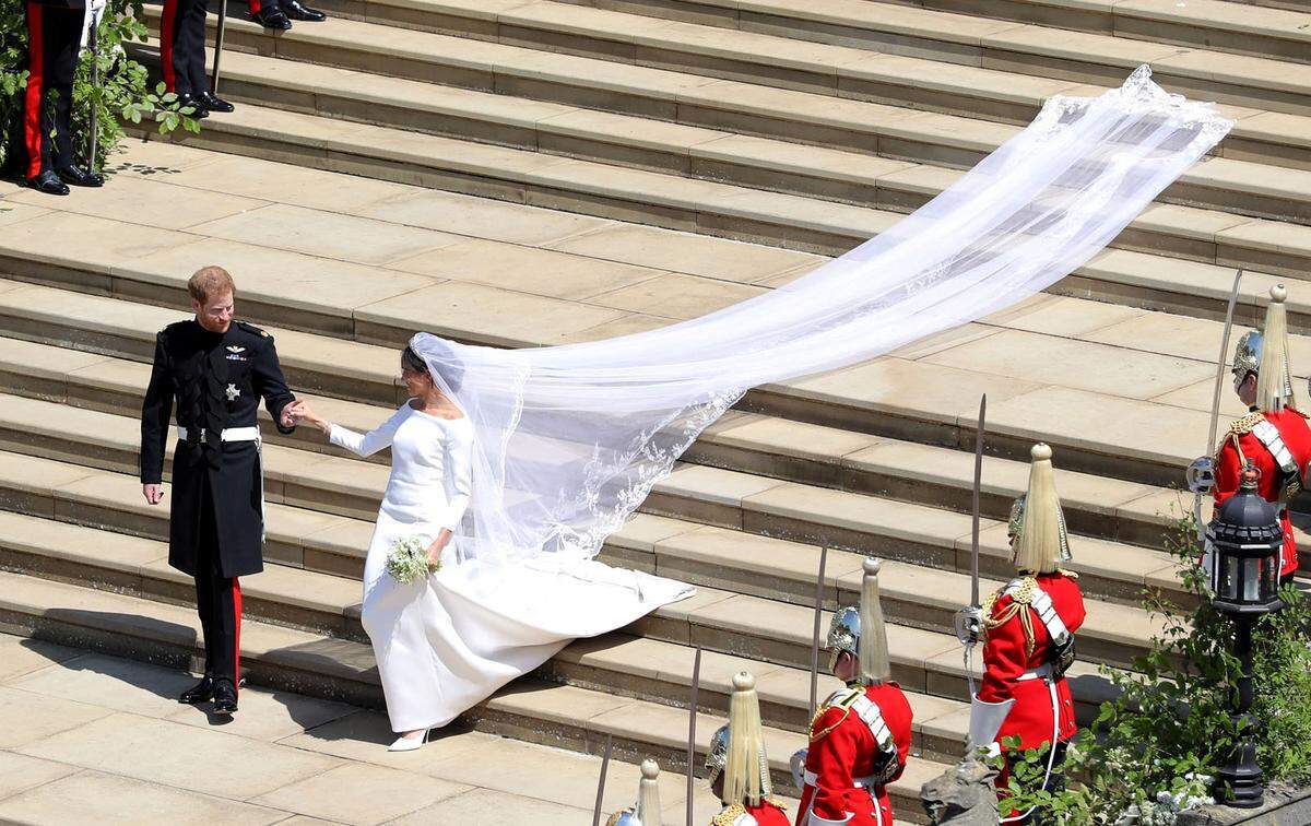 Highlight war der fünf Meter lange Seiden-Tüllschleier. Die Arbeit am handgestickten floralen Schleiersaum allein nahm hunderte Stunden in Anspruch. Alle 53 Länder des Commonwealth kommen mit floralen Stickereien im Schleier vor.