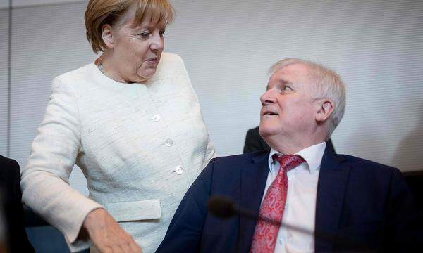 In der Flüchtlingspolitik ist das Verhältnis der deutschen Kanzlerin Angela Merkel (CDU) zu Innenminister und CSU-Chef Horst Seehofer auf einem neuen Tiefpunkt angekommen. Dass es einen solchen überhaupt noch geben könnte, ist nicht selbstverständlich. Denn es gab schon einige Sträuße, die die beiden Unions-Spitzen ausfechten mussten. Zuletzt war es gar ruhiger geworden. Ein Rückblick.