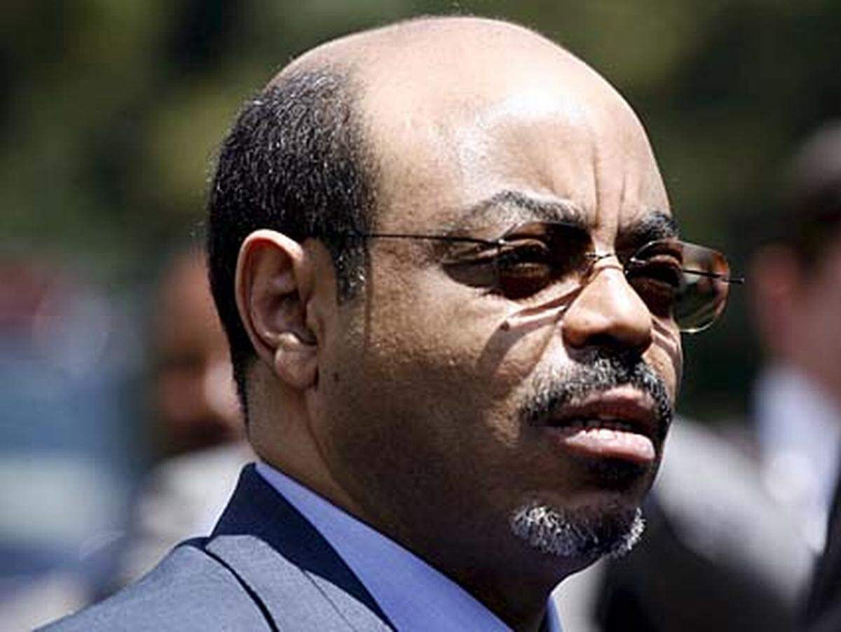 Zenawi stürzte im Jahr 1991 gemeinsam mit seinem eritreischen Amtskollegen den äthiopischen Diktator Mengistu Haile Mariam. Ende der 1990er Jahre kam es zu einem "Brüderkrieg" - tausende Menschen starben.  Wie bei vielen anderen Diktatoren waren die Hoffnungen bei seinem Amtsantritt groß. Mittlerweile gibt es sogar Berichte über Lager, in denen politische Gefangene - die Zahlen schwanken zwischen 10.000 und 50.000 - festgehalten und gefoltert werden.  (beba)