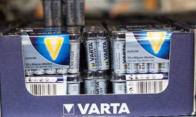 Varta Batterien in einem Regal *** Varta batteries in a shelf