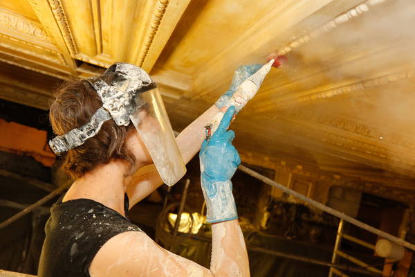 Derzeit arbeiten die Restaurateure besonders am alten Stuck. Sind bei den Arbeiten - unter anderem wurde eine Zwischendecke, die in den Siebziger Jahren eingezogen wurde, entfernt - doch alte Stuck-Elemente aufgetaucht, die nun restauriert werden.