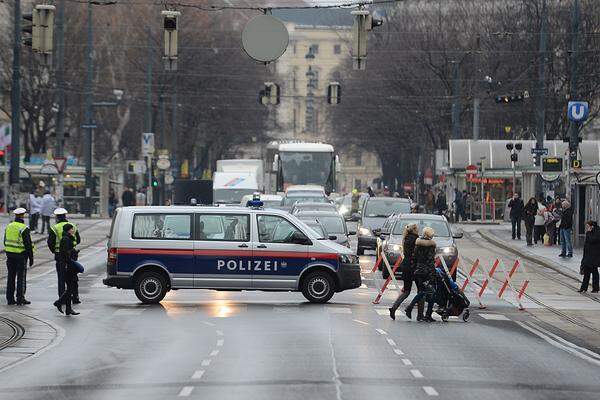 Der Wiener Ring Mittwochmittag: Die Polizei stellt Straßensperren auf, Busse aus allen Bundesländern parken auf der Hauptverkehrsader. Etwa 40.000 Beschäftigte aus dem Öffentlichen Dienst sind aus ganz Österreich angereist, um an der Großdemonstration am Wiener Ballhausplatz teilzunehmen. Sie demostrieren für einen besseren Gehaltsabschluss - viele Lehrer auch gegen das neue Lehrerdienstrecht.Text: Susanne Lehrner/DiePresse.com