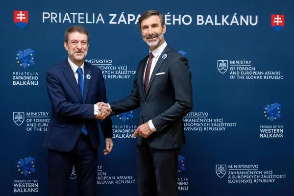 Albaniens Außen- und Europaminister Ferit Hoxha (l.) beim Treffen mit seinem slowakischen Kollegen Juraj Blanar.