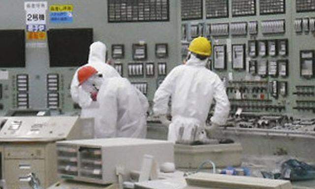 Arbeiter im Kontrollraum von Reaktor 2 im AKW Fukushima.