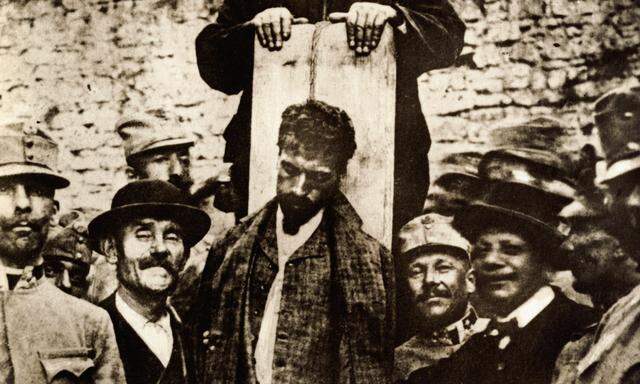 Das Foto von der Hinrichtung wurde als Ansichtskarte verbreitet und machte Cesare Battisti zur Ikone des Widerstands.